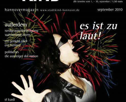 Titelbild Magazin Stadtkind - es ist zu laut! Frau schreit mit Feuerwerk im Hintergrund